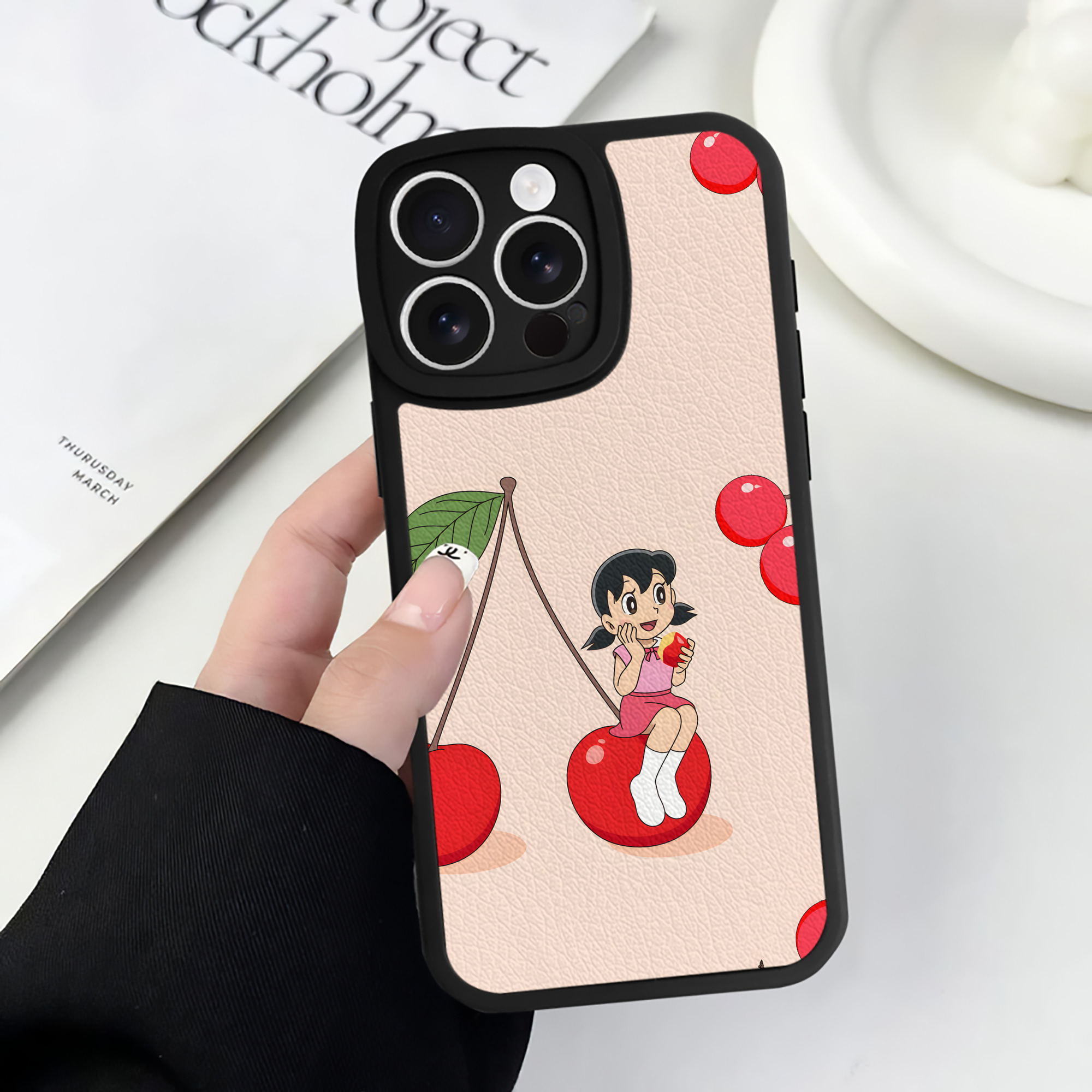 （画像用） ドラえもん Doraemon 【iPhone 16シリーズ対応】シリコンスマホケース（レザー調） 材質：シリコン